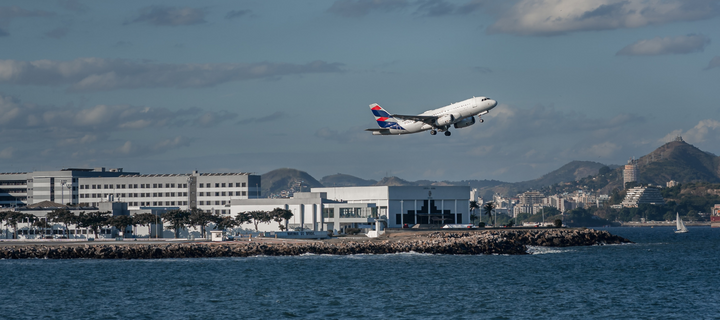 10 Hardest Airports to Land At 
